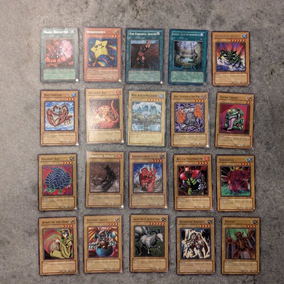 Lot of 20 Assorted YuGiOh Cards - Pokemon and Dungeons & Dragons Fans - Picture 1 of 1